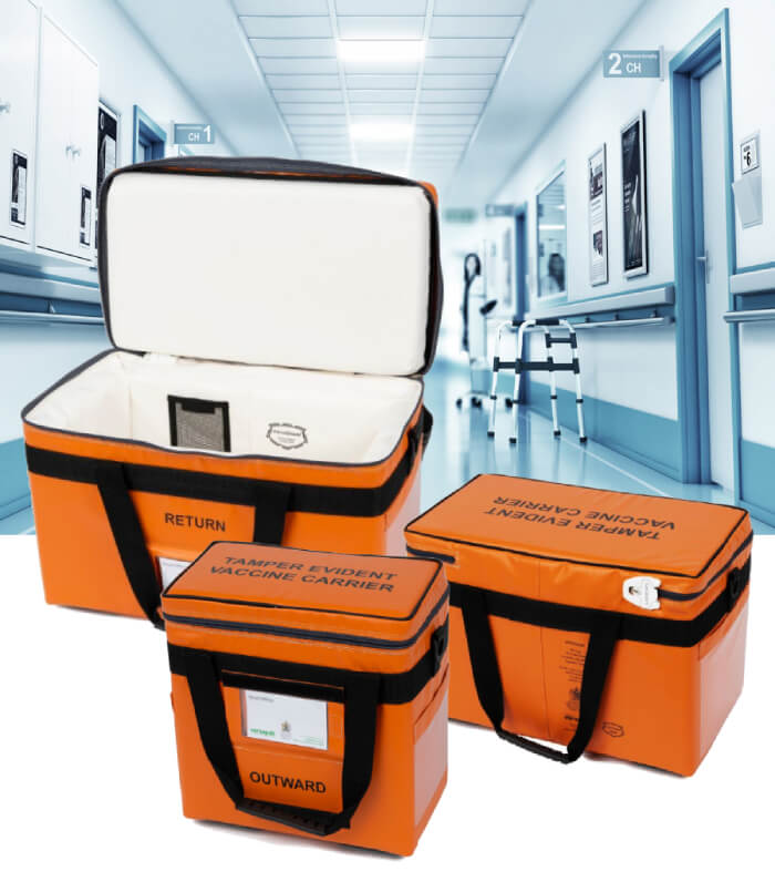 Bolsas médicas que transportan medicamentos en el pasillo de un hospital.